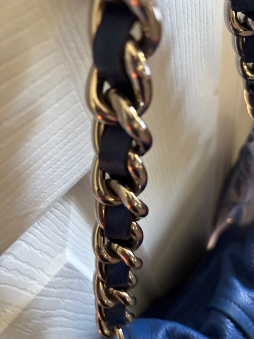 B. Makowsky Blue Leather Shoulder Bag - Funky Braided Chain Strap- Like New! - Picture 3 of 9